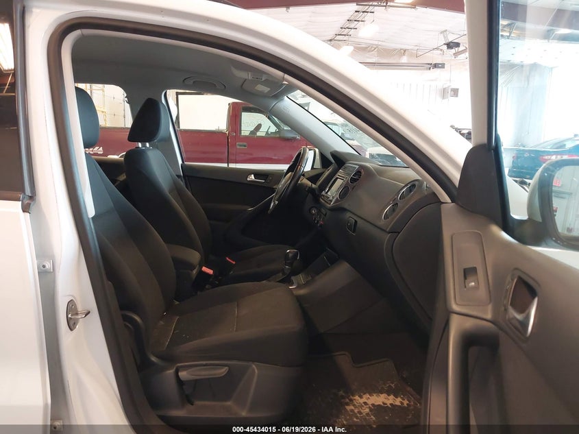 2015 Volkswagen Tiguan VIN WVGAV7AX9FW604299 IAAI salvage auction — REAR END, Clear (Michigan), sold $625 on 2026-07-28 (photo 5)