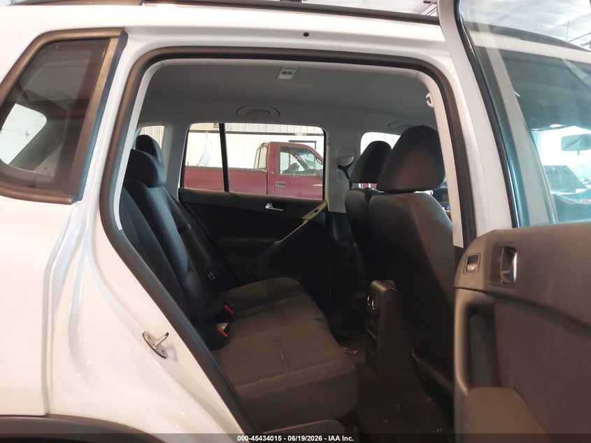2015 Volkswagen Tiguan VIN WVGAV7AX9FW604299 IAAI salvage auction — REAR END, Clear (Michigan), sold $625 on 2026-07-28 (photo 8)