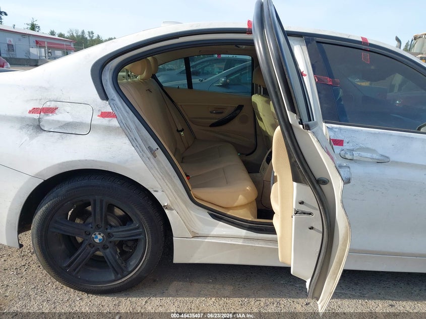 2014 BMW 3er VIN WBA3D5C54EKX95908 IAAI salvage auction — THEFT, Salvage Title, sold $1,050 on 2026-07-29 (photo 8)