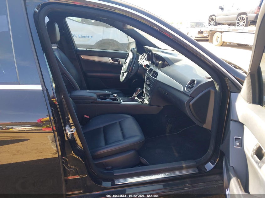2013 Mercedes-benz C-klasse VIN WDDGF4HB8DR265816 IAAI salvage auction — NORMAL WEAR, Clear-Dealer Only (Arizona), sold $450 on 2026-07-20 (photo 5)