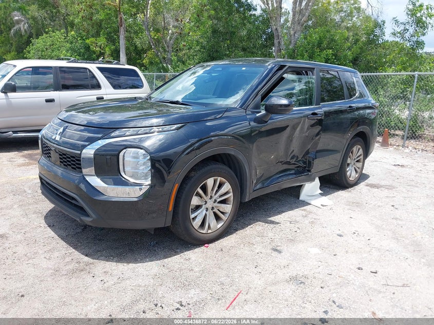 2025 Mitsubishi Outlander VIN JA4J4UA84SZ018806 IAAI salvage auction — SIDE, Salvage Title, sold $7,100 on 2026-07-29 (photo 2)