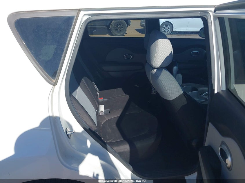 2016 Kia Soul VIN KNDJN2A28G7388775 IAAI salvage auction — NORMAL WEAR, Clear-Dealer Only (Arizona), sold $225 on 2026-07-09 (photo 8)