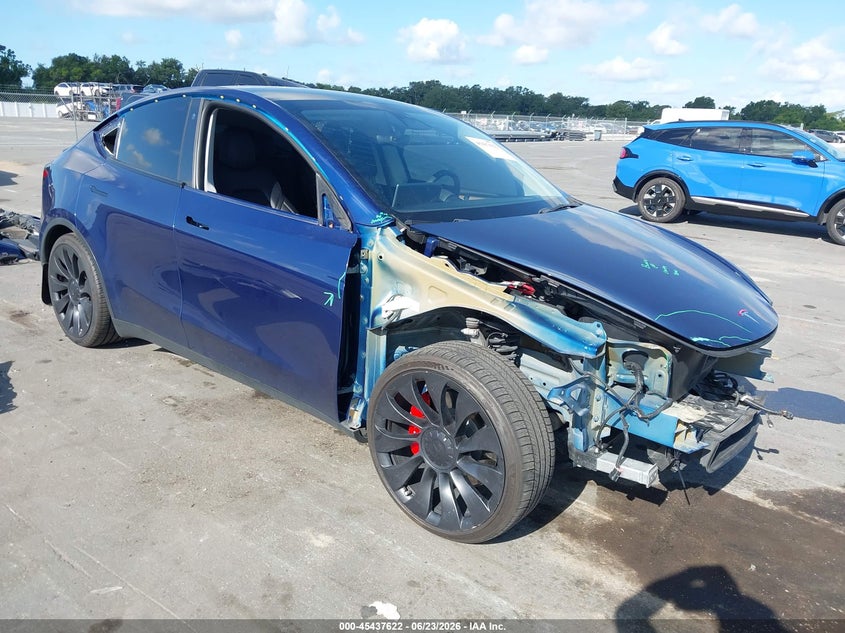 2022 Tesla Model y VIN 7SAYGDEF9NF565054 IAAI salvage auction — RIGHT FRONT, Salvage Title, sold $10,700 on 2026-08-22 (photo 1)