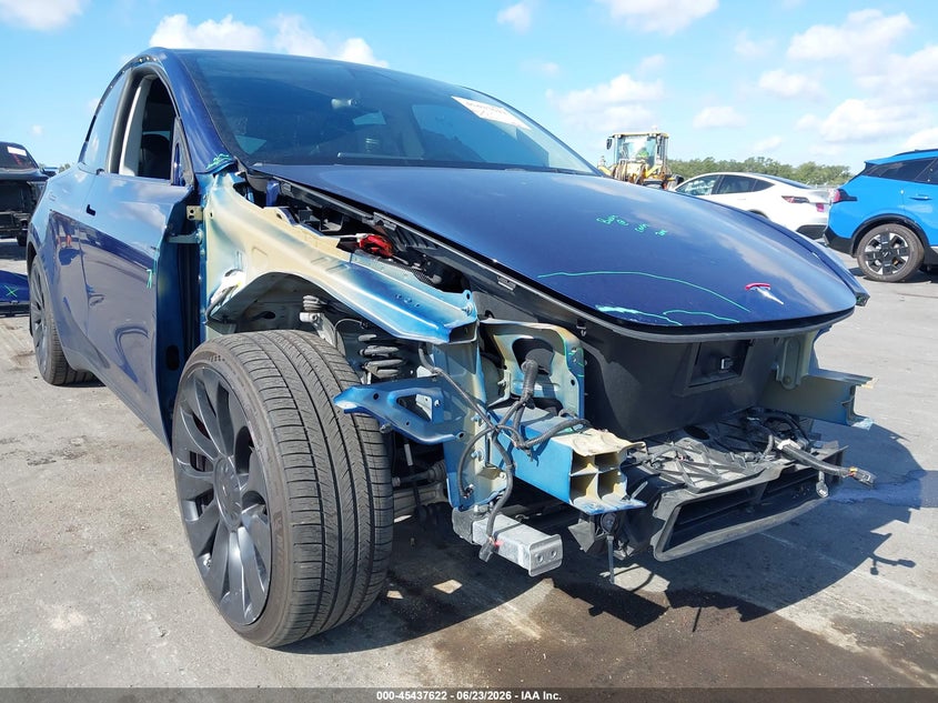 2022 Tesla Model y VIN 7SAYGDEF9NF565054 IAAI salvage auction — RIGHT FRONT, Salvage Title, sold $10,700 on 2026-08-22 (photo 6)