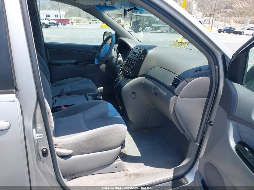 2005 Toyota Sienna VIN 5TDZA23C85S352995 IAAI salvage auction — NORMAL WEAR, Clear - Dealer Only (California), sold $800 on 2026-07-22 (photo 5)