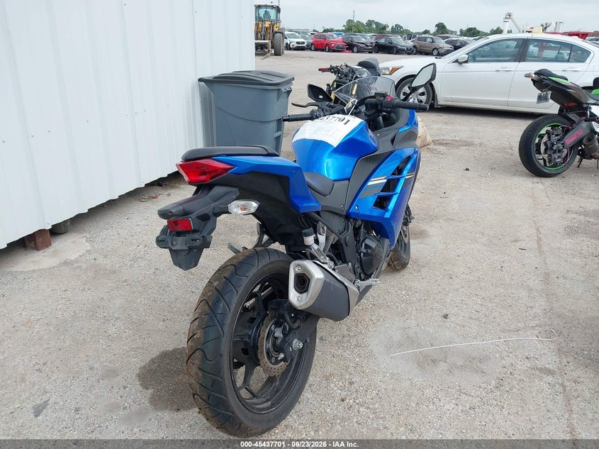 2017 Kawasaki Ninja VIN JKAEX8B18HDA33819 IAAI salvage auction — LEFT & RIGHT, Salvage Title, sold $650 on 2026-09-10 (photo 4)