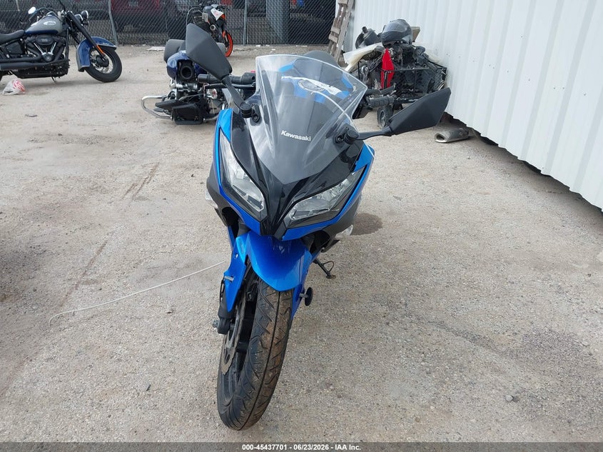 2017 Kawasaki Ninja VIN JKAEX8B18HDA33819 IAAI salvage auction — LEFT & RIGHT, Salvage Title, sold $650 on 2026-09-10 (photo 5)