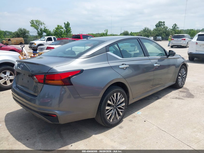 2025 Nissan Altima VIN 1N4BL4DV8SN349710 IAAI salvage auction — LEFT SIDE, Clear (Michigan), sold $12,700 on 2026-07-28 (photo 4)