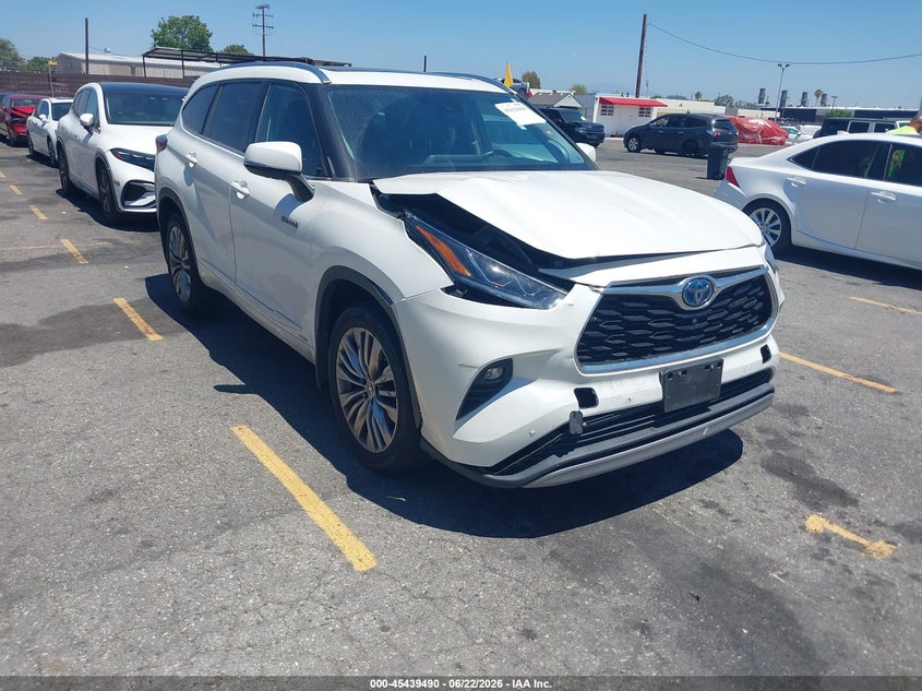 2021 Toyota Highlander VIN 5TDEBRCH7MS022084 IAAI salvage auction — RIGHT FRONT, Salvage Title, sold $24,100 on 2026-07-20 (photo 1)