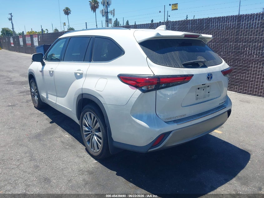 2021 Toyota Highlander VIN 5TDEBRCH7MS022084 IAAI salvage auction — RIGHT FRONT, Salvage Title, sold $24,100 on 2026-07-20 (photo 3)