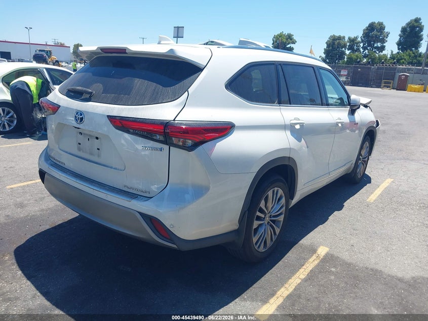 2021 Toyota Highlander VIN 5TDEBRCH7MS022084 IAAI salvage auction — RIGHT FRONT, Salvage Title, sold $24,100 on 2026-07-20 (photo 4)