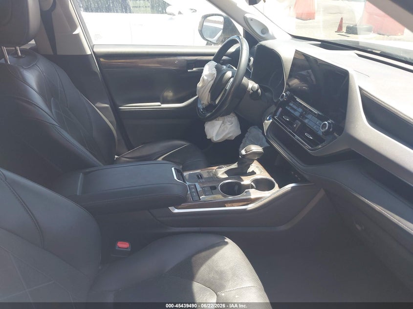 2021 Toyota Highlander VIN 5TDEBRCH7MS022084 IAAI salvage auction — RIGHT FRONT, Salvage Title, sold $24,100 on 2026-07-20 (photo 5)