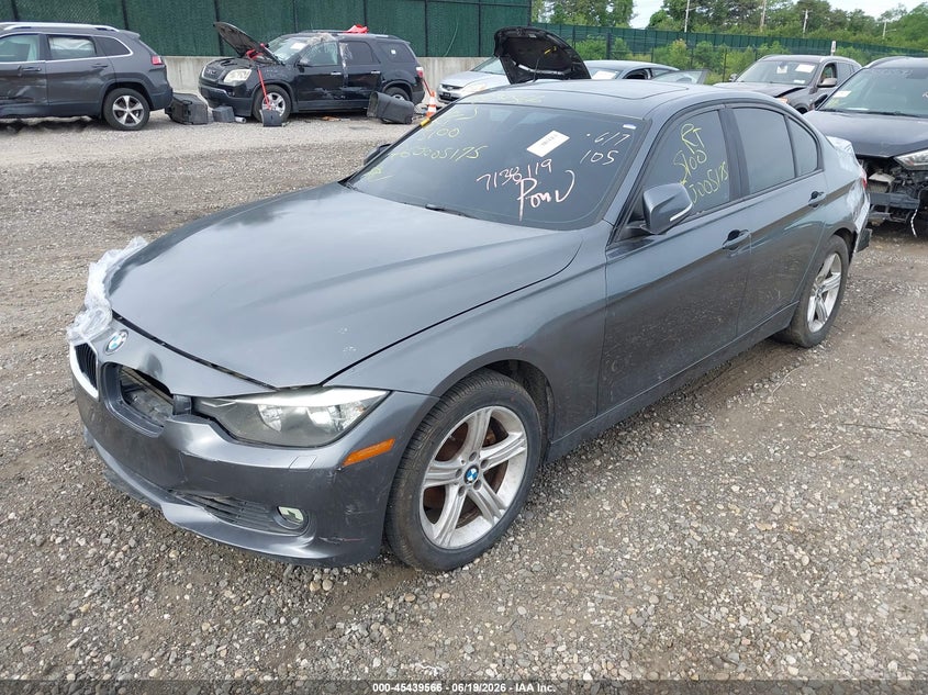 2013 BMW 3er VIN WBA3B5G52DNS03919 IAAI salvage auction — FRONT & REAR, Wait Title, sold $550 on 2026-08-04 (photo 2)