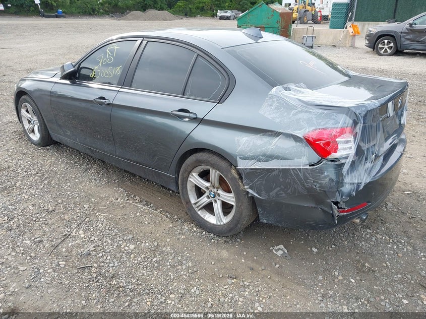 2013 BMW 3er VIN WBA3B5G52DNS03919 IAAI salvage auction — FRONT & REAR, Wait Title, sold $550 on 2026-08-04 (photo 3)