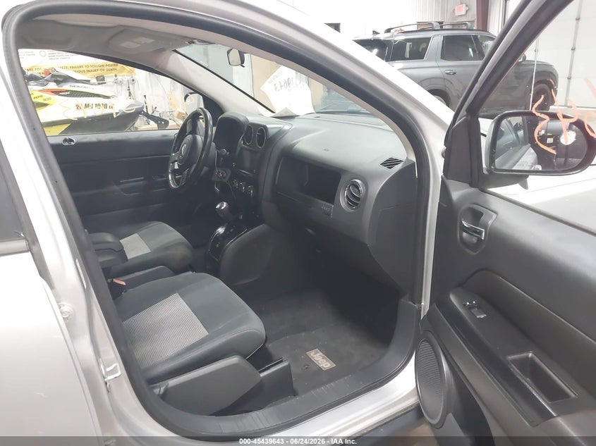 2011 Jeep Compass VIN 1J4NF1FB6BD276191 IAAI salvage auction — NORMAL WEAR, Clear (North Dakota), sold $875 on 2026-07-09 (photo 5)
