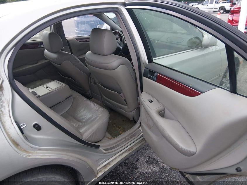 2004 Lexus Es 330 VIN JTHBA30G645015758 IAAI salvage auction — NORMAL WEAR, Clear (South Carolina), sold $500 on 2026-07-29 (photo 8)