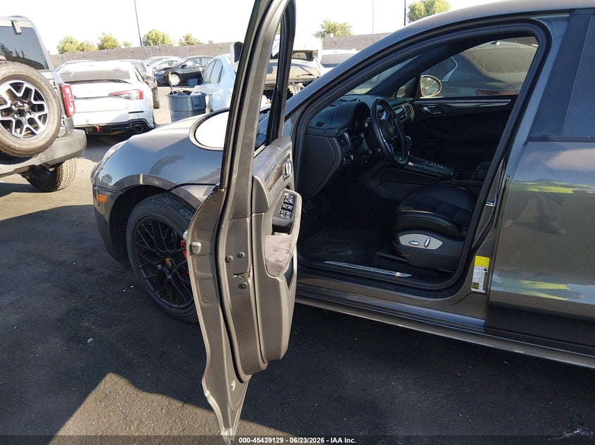 2018 Porsche Macan VIN WP1AG2A59JLB63590 IAAI salvage auction — RIGHT FRONT, Salvage Title, sold $13,750 on 2026-08-14 (photo 5)