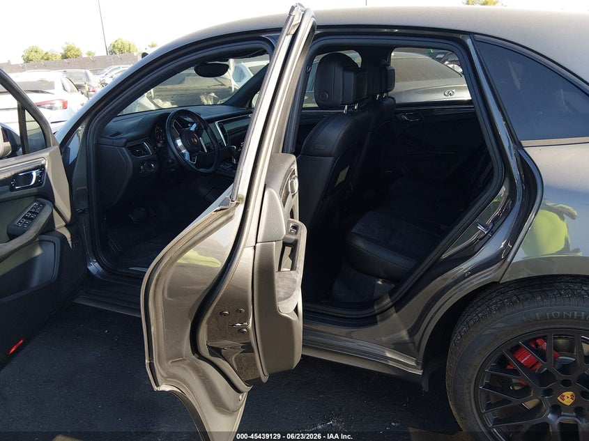 2018 Porsche Macan VIN WP1AG2A59JLB63590 IAAI salvage auction — RIGHT FRONT, Salvage Title, sold $13,750 on 2026-08-14 (photo 8)
