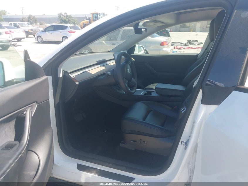 2021 Tesla Model y VIN 5YJYGDEE3MF213672 IAAI salvage auction — RIGHT FRONT, Salvage (California), sold $8,850 on 2026-07-13 (photo 5)