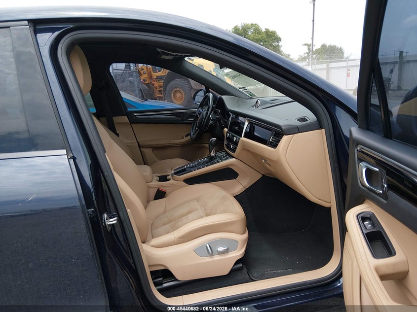 2019 Porsche Macan VIN WP1AA2A59KLB06678 IAAI salvage auction — REAR END, Salvage Title, sold $9,800 on 2026-08-07 (photo 5)