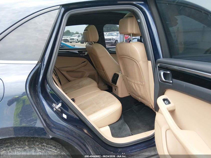 2019 Porsche Macan VIN WP1AA2A59KLB06678 IAAI salvage auction — REAR END, Salvage Title, sold $9,800 on 2026-08-07 (photo 8)