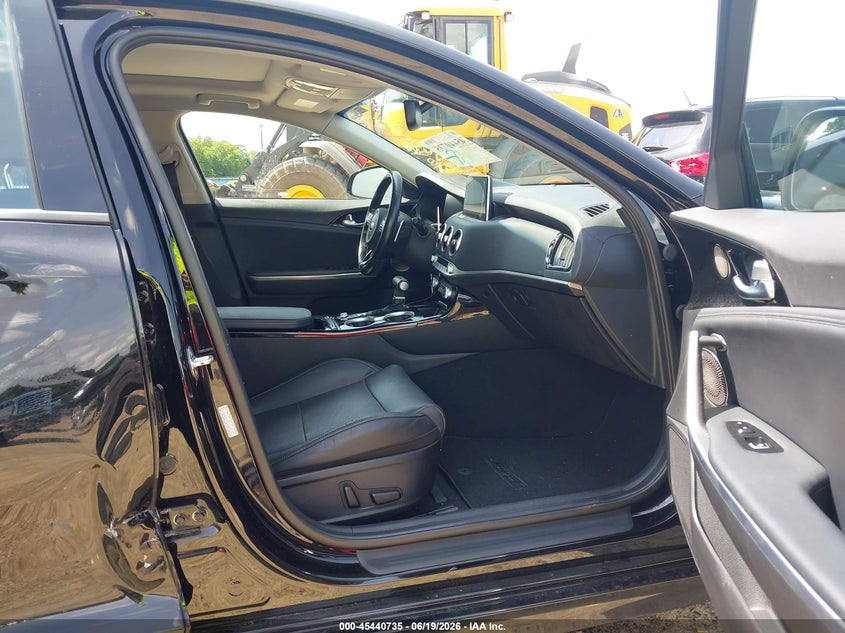 2018 Kia Stinger VIN KNAE25LA5J6012190 IAAI salvage auction — SIDE, Salvage Title, sold $4,000 on 2026-08-02 (photo 5)