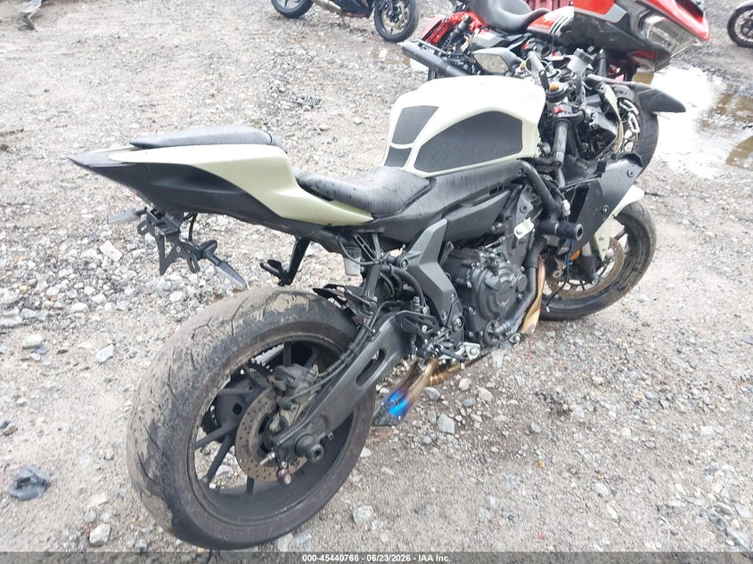 2022 Yamaha Yzf VIN JYARM38E5NA001400 IAAI salvage auction — RIGHT SIDE, Salvage (Virginia), sold $1,675 on 2026-07-14 (photo 4)