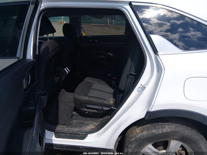 2023 Kia Sorento VIN 5XYRG4LC4PG218575 IAAI salvage auction — RIGHT SIDE, Salvage Title, sold $4,950 on 2026-07-29 (photo 8)