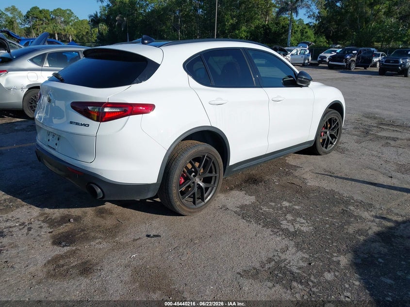 2020 Alfa romeo Stelvio VIN ZASPAJAN7L7C86315 IAAI salvage auction — LEFT SIDE, Salvage Title, sold $2,800 on 2026-07-27 (photo 4)