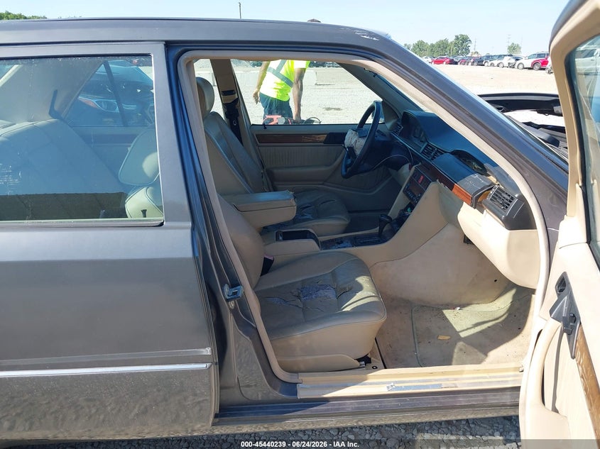 1995 Mercedes-benz E-klasse VIN WDBEA32E8SC205241 IAAI salvage auction — FRONT END, Salvage (Ohio), sold $475 on 2026-07-29 (photo 5)