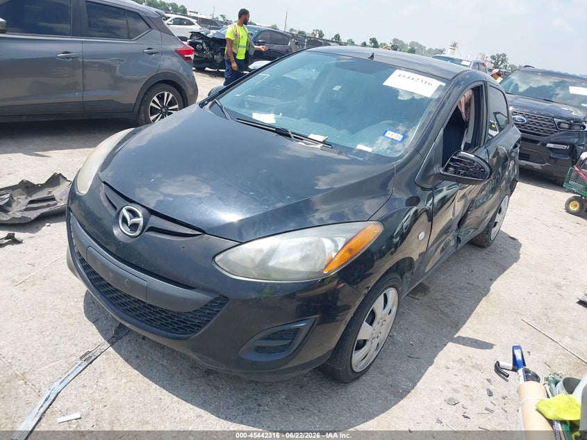 2013 Mazda 2 VIN JM1DE1KYXD0170240 IAAI salvage auction — SIDE, Salvage Title, sold $925 on 2026-07-13 (photo 2)