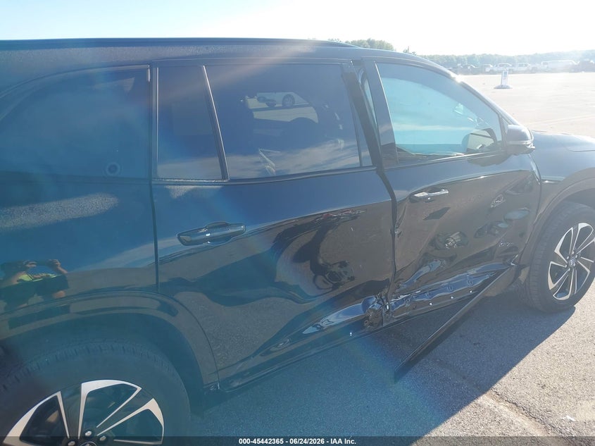 2025 Buick Enclave VIN 5GAERBKS1SJ100385 IAAI salvage auction — RIGHT SIDE, Salvage (Indiana), sold $13,000 on 2026-07-30 (photo 6)