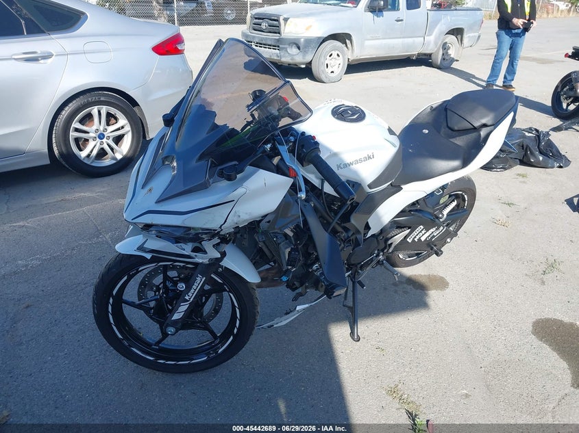 2025 Kawasaki Ninja VIN ML5EXGG17SDA56079 IAAI salvage auction — LEFT & RIGHT, Salvage (California), sold $1,650 on 2026-07-15 (photo 2)