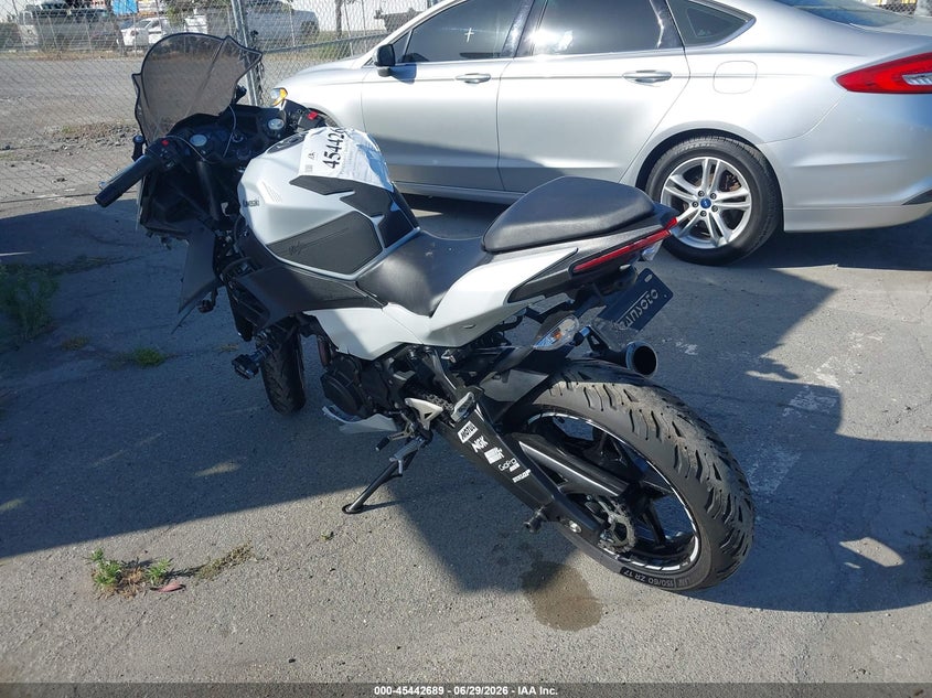 2025 Kawasaki Ninja VIN ML5EXGG17SDA56079 IAAI salvage auction — LEFT & RIGHT, Salvage (California), sold $1,650 on 2026-07-15 (photo 3)