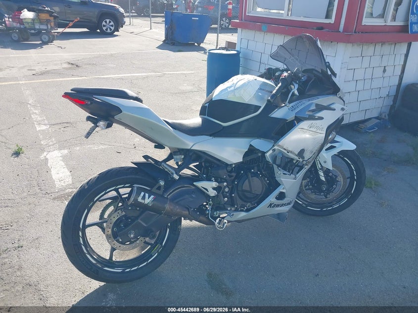 2025 Kawasaki Ninja VIN ML5EXGG17SDA56079 IAAI salvage auction — LEFT & RIGHT, Salvage (California), sold $1,650 on 2026-07-15 (photo 4)