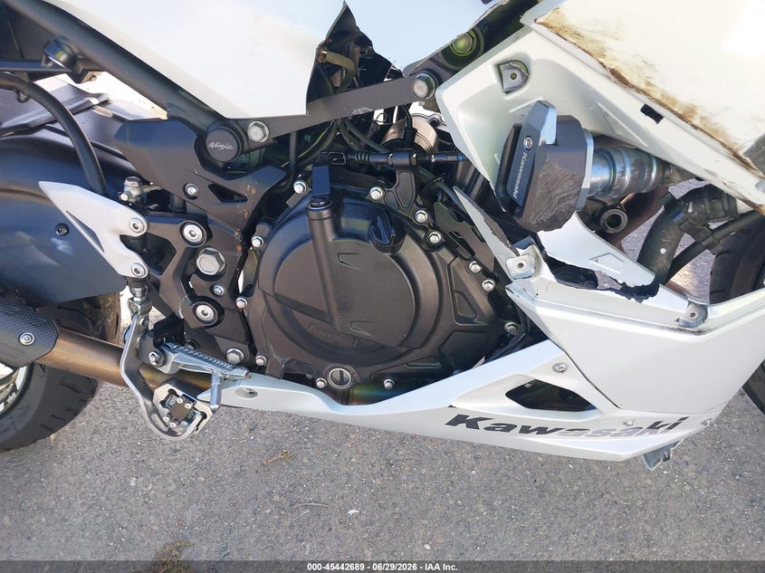 2025 Kawasaki Ninja VIN ML5EXGG17SDA56079 IAAI salvage auction — LEFT & RIGHT, Salvage (California), sold $1,650 on 2026-07-15 (photo 8)