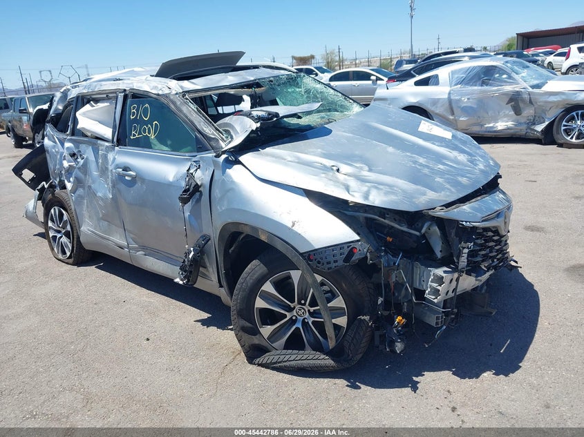 2022 Toyota Highlander VIN 5TDHZRBH4NS585170 IAAI salvage auction — ROLLOVER, Non-Repairable (Arizona), sold $1,350 on 2026-07-26 (photo 1)