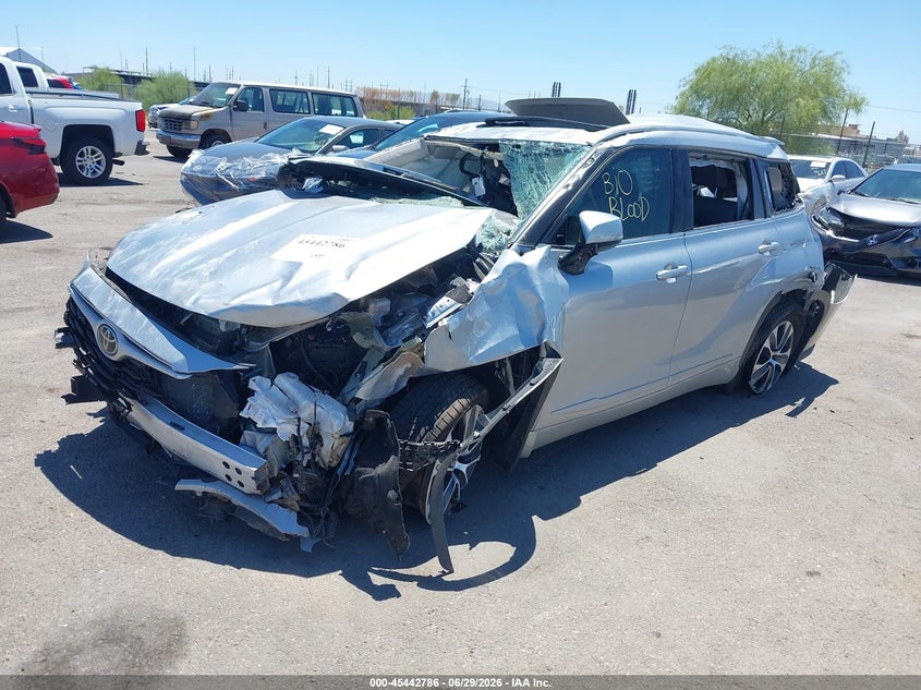 2022 Toyota Highlander VIN 5TDHZRBH4NS585170 IAAI salvage auction — ROLLOVER, Non-Repairable (Arizona), sold $1,350 on 2026-07-26 (photo 2)