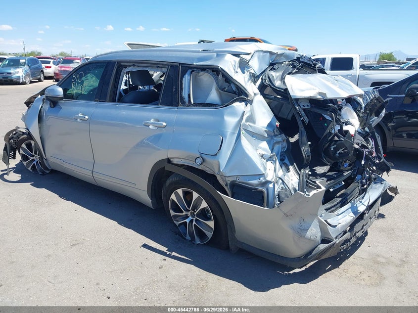 2022 Toyota Highlander VIN 5TDHZRBH4NS585170 IAAI salvage auction — ROLLOVER, Non-Repairable (Arizona), sold $1,350 on 2026-07-26 (photo 3)