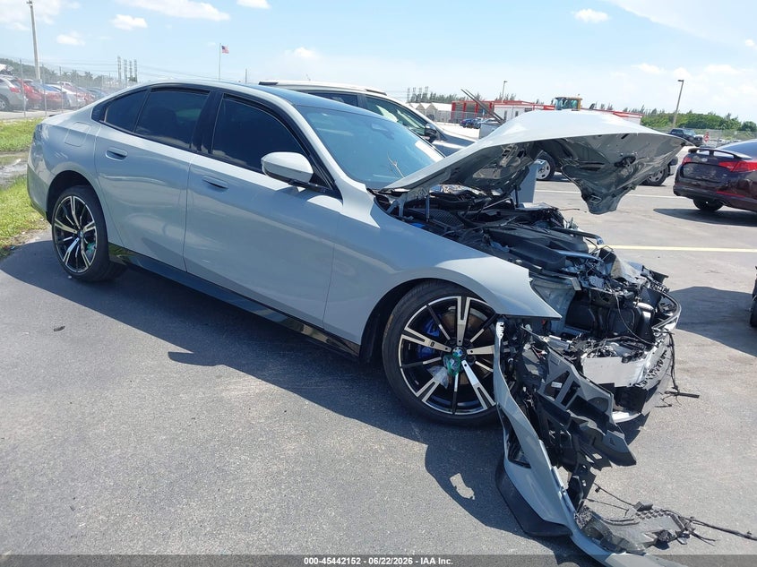 2025 BMW 5er VIN WBA43FJ0XSCU14332 IAAI salvage auction — FRONT END, Salvage Title, sold $18,900 on 2026-07-30 (photo 1)