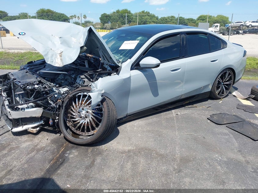 2025 BMW 5er VIN WBA43FJ0XSCU14332 IAAI salvage auction — FRONT END, Salvage Title, sold $18,900 on 2026-07-30 (photo 2)