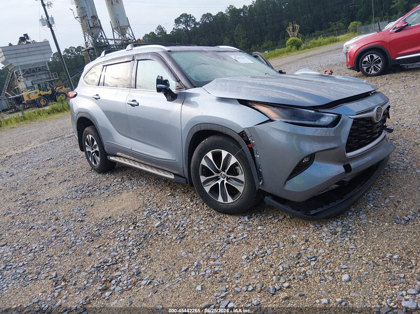2021 Toyota Highlander VIN 5TDGZRAH2MS085276 IAAI salvage auction — LEFT SIDE, Salvage Title, sold $6,300 on 2026-07-31 (photo 1)