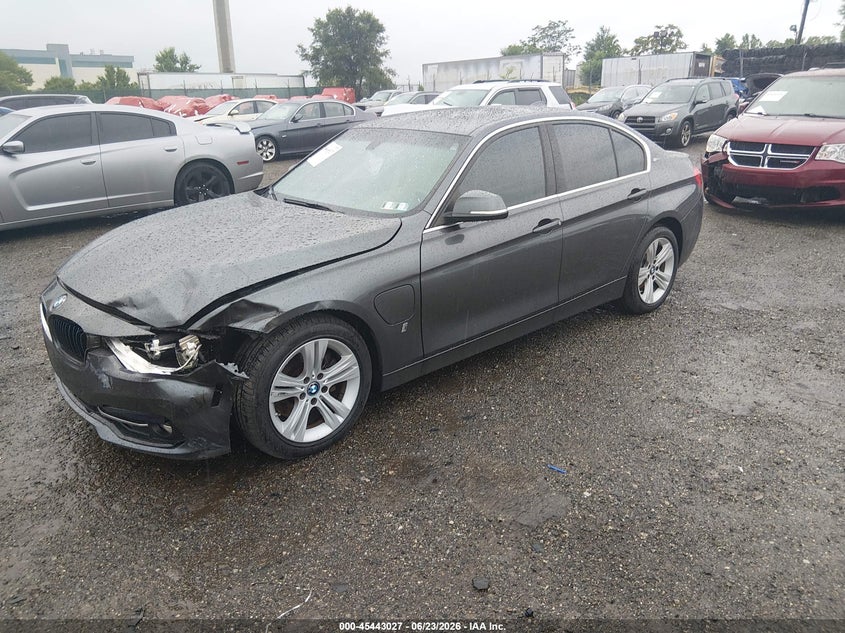 2017 BMW 3er VIN WBA8E1C36HA159348 IAAI salvage auction — LEFT FRONT, Salvage Title, sold $3,850 on 2026-08-02 (photo 2)