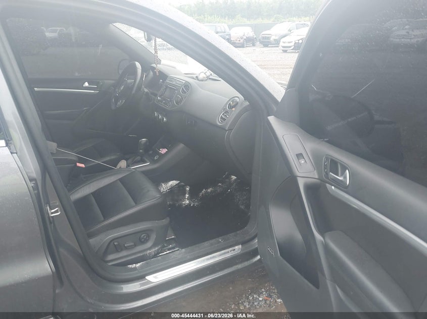 2014 Volkswagen Tiguan VIN WVGBV3AX0EW124051 IAAI salvage auction — LEFT FRONT, Salvage Title, sold $1,500 on 2026-07-29 (photo 5)