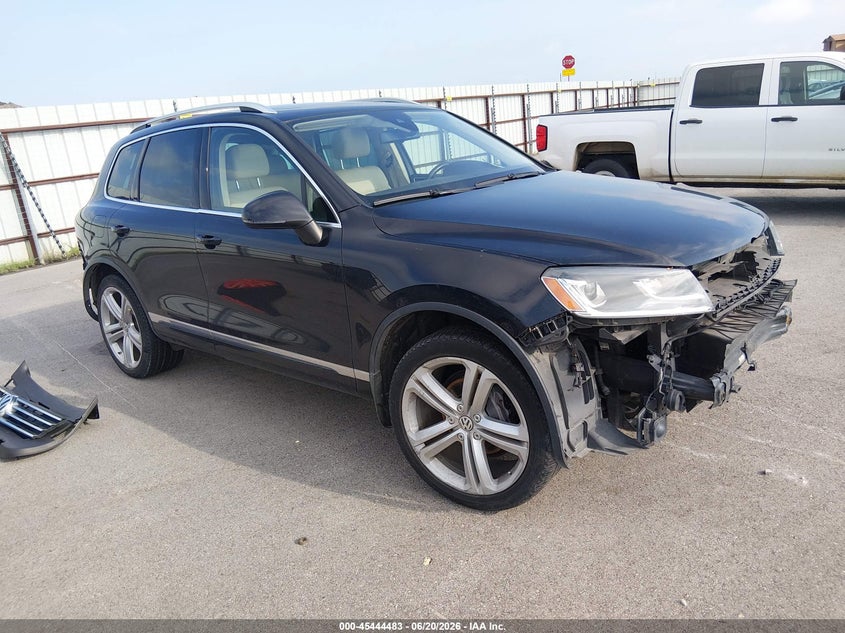 2016 Volkswagen Touareg VIN WVGEF9BP5GD011576 IAAI salvage auction — REAR END, Salvage Title, sold $25 on 2026-08-01 (photo 1)