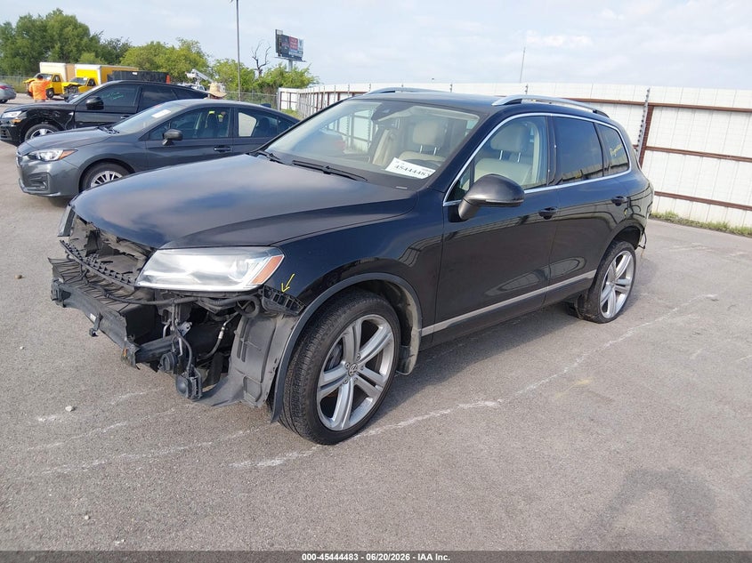 2016 Volkswagen Touareg VIN WVGEF9BP5GD011576 IAAI salvage auction — REAR END, Salvage Title, sold $25 on 2026-08-01 (photo 2)