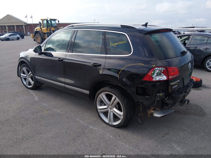 2016 Volkswagen Touareg VIN WVGEF9BP5GD011576 IAAI salvage auction — REAR END, Salvage Title, sold $25 on 2026-08-01 (photo 3)