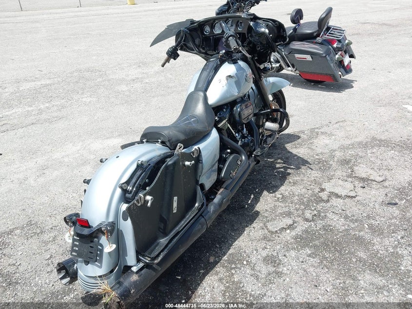2023 Harley-davidson Street glide VIN 1HD1KRP17PB643069 IAAI salvage auction — LEFT & RIGHT, Salvage Title, sold $8,000 on 2026-08-26 (photo 4)