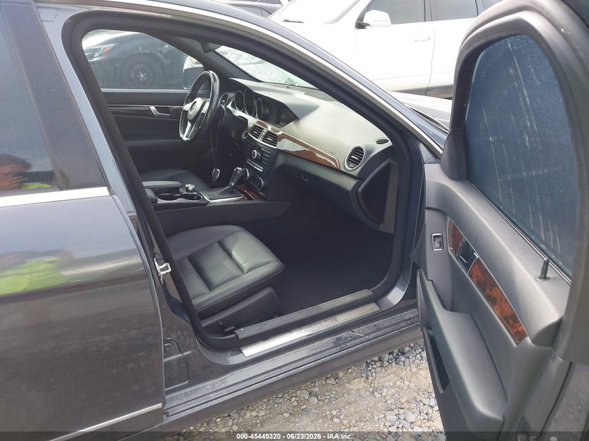 2014 Mercedes-benz C-klasse VIN WDDGF4HB1EA961580 IAAI salvage auction — WATER/FLOOD, Salvage Title, sold $25 on 2026-07-31 (photo 5)