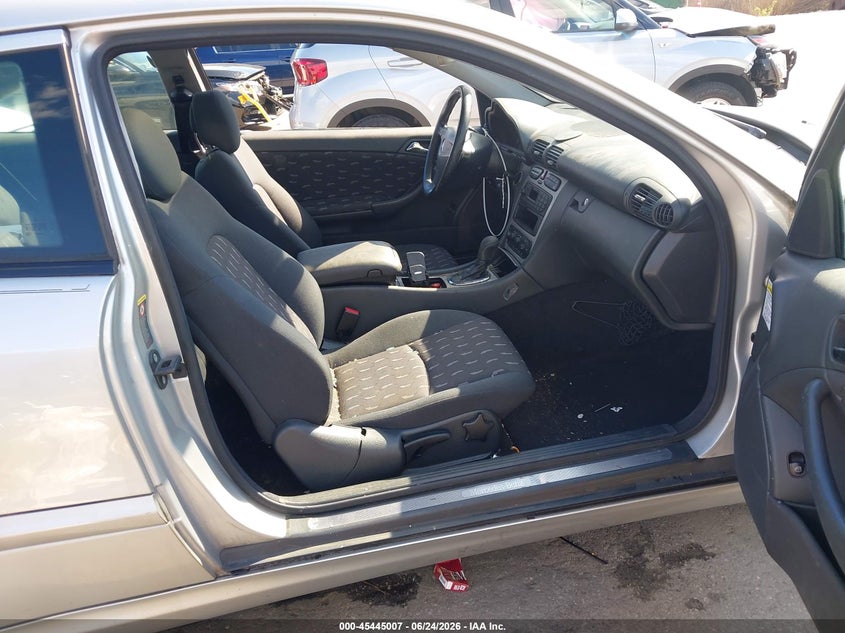 2004 Mercedes-benz C class VIN WDBRN40J84A614155 IAAI salvage auction — SIDE, Salvage - Greater Than 75% (Maryland), sold $300 on 2026-07-16 (photo 5)